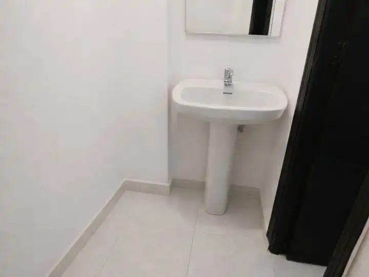 Baño de Local de alquiler en Valencina de la Concepción con Aire acondicionado