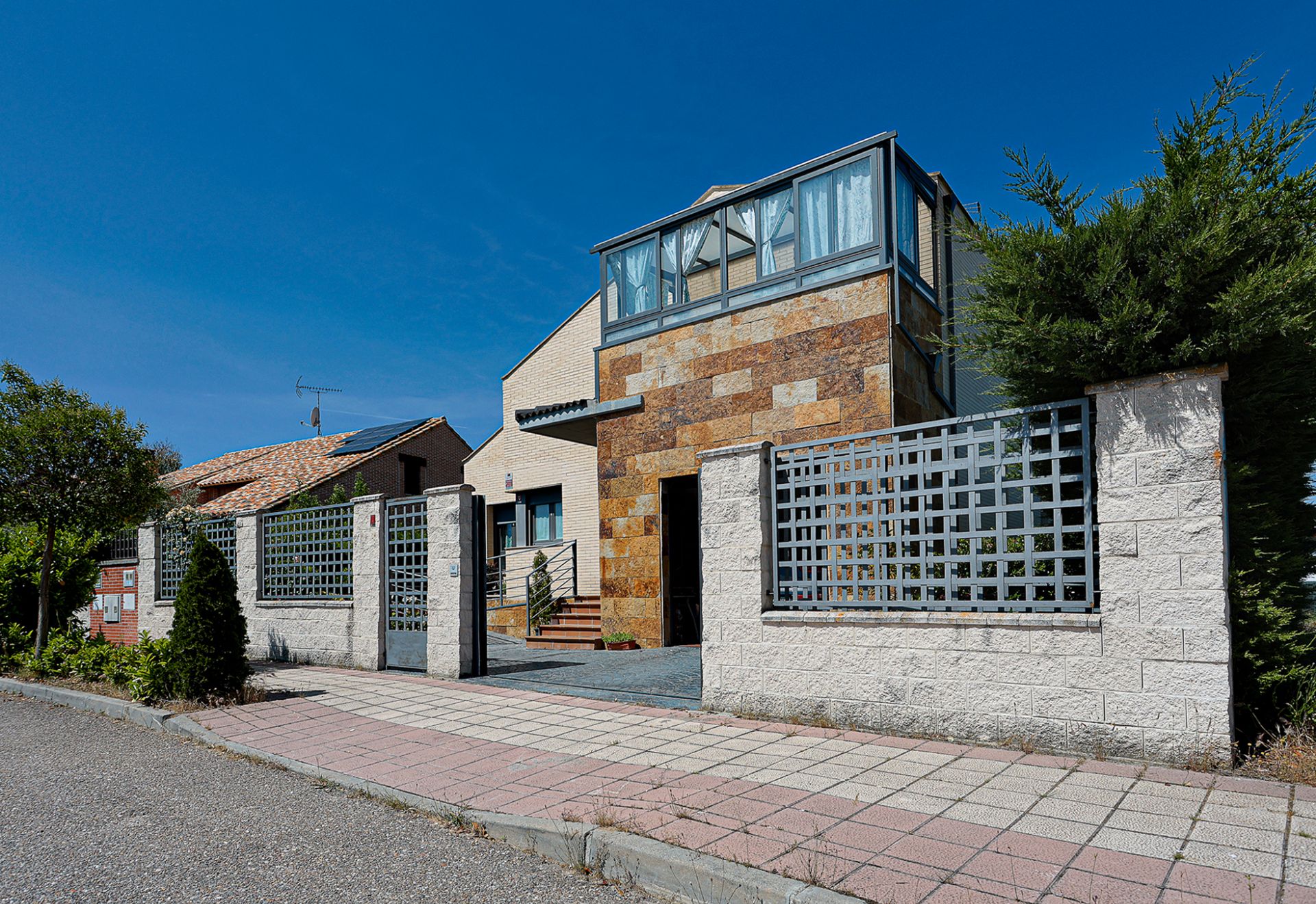 Exterior view of House or chalet for sale in Aldeamayor de San Martín  with Private garden, Terrace and Storage room