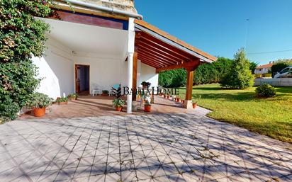 Jardí de Casa o xalet en venda en Camargo amb Balcó