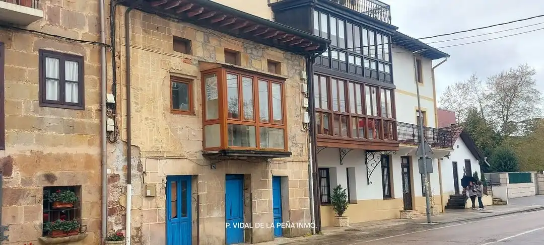 Außenansicht von Einfamilien-Reihenhaus zum Verkauf in Piélagos