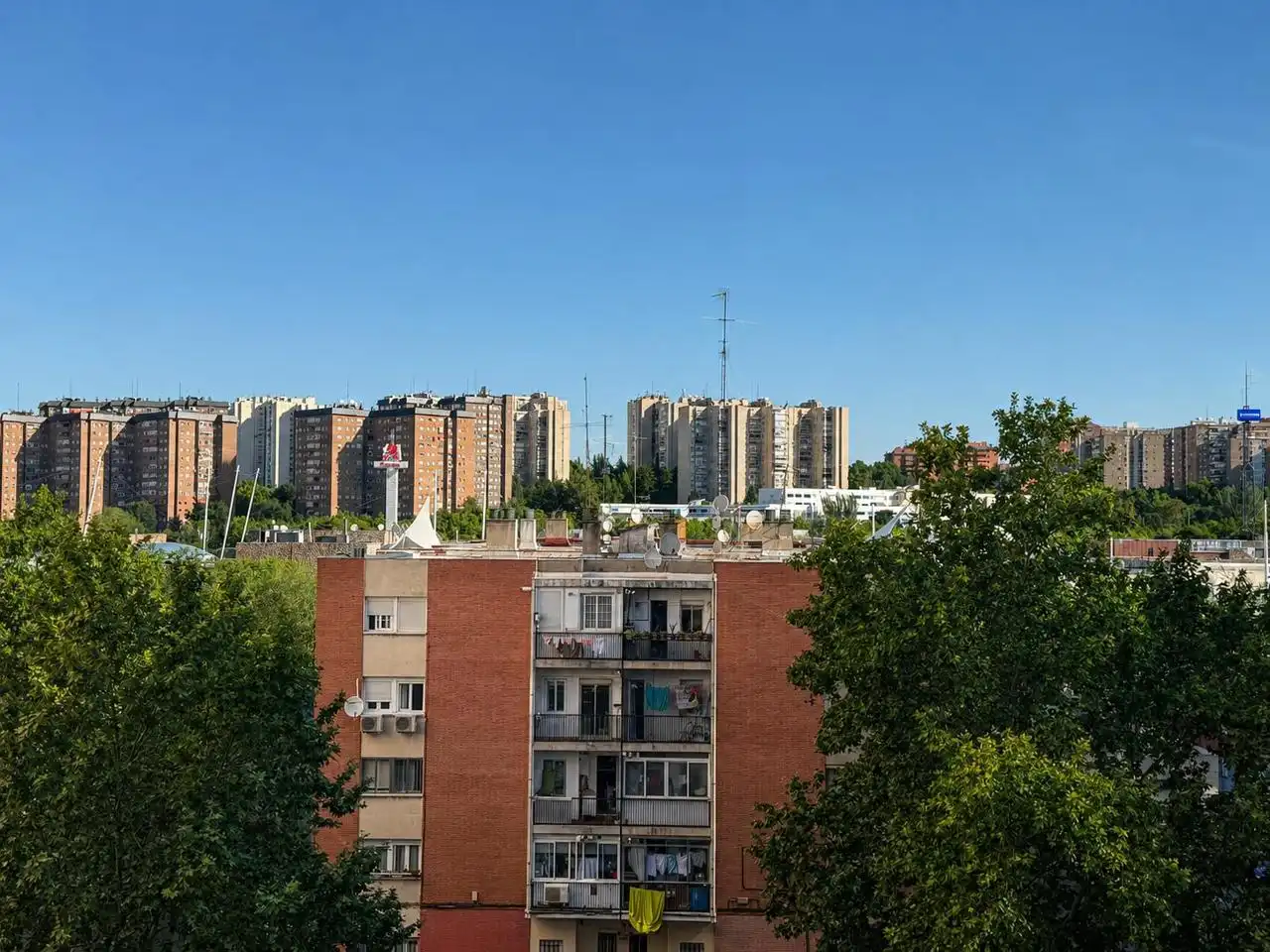 Vista exterior de Pis en venda en Madrid amb Parquet i Terrassa