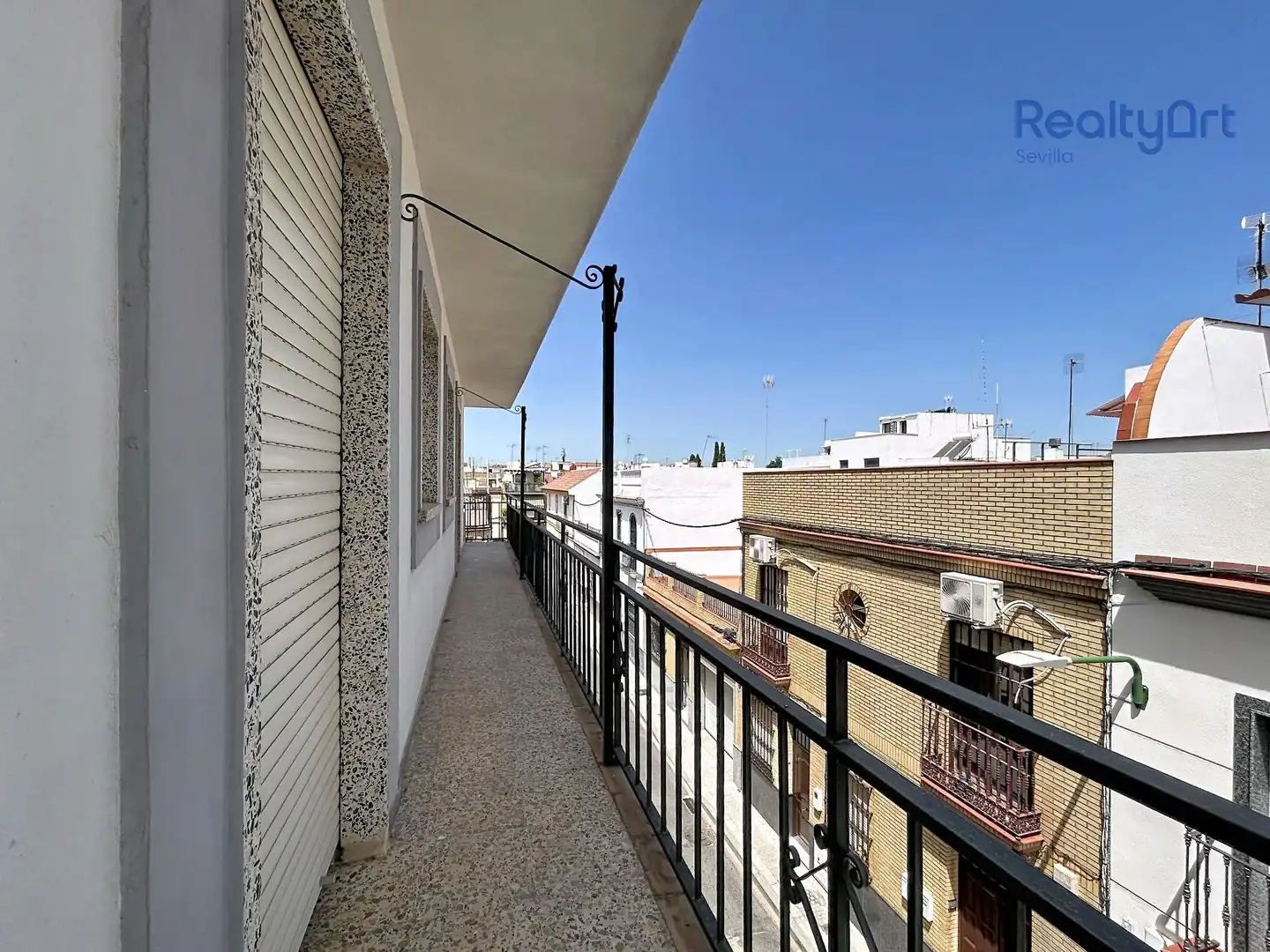 Vista exterior de Casa o xalet en venda en Sevilla amb Aire condicionat, Terrassa i Balcó