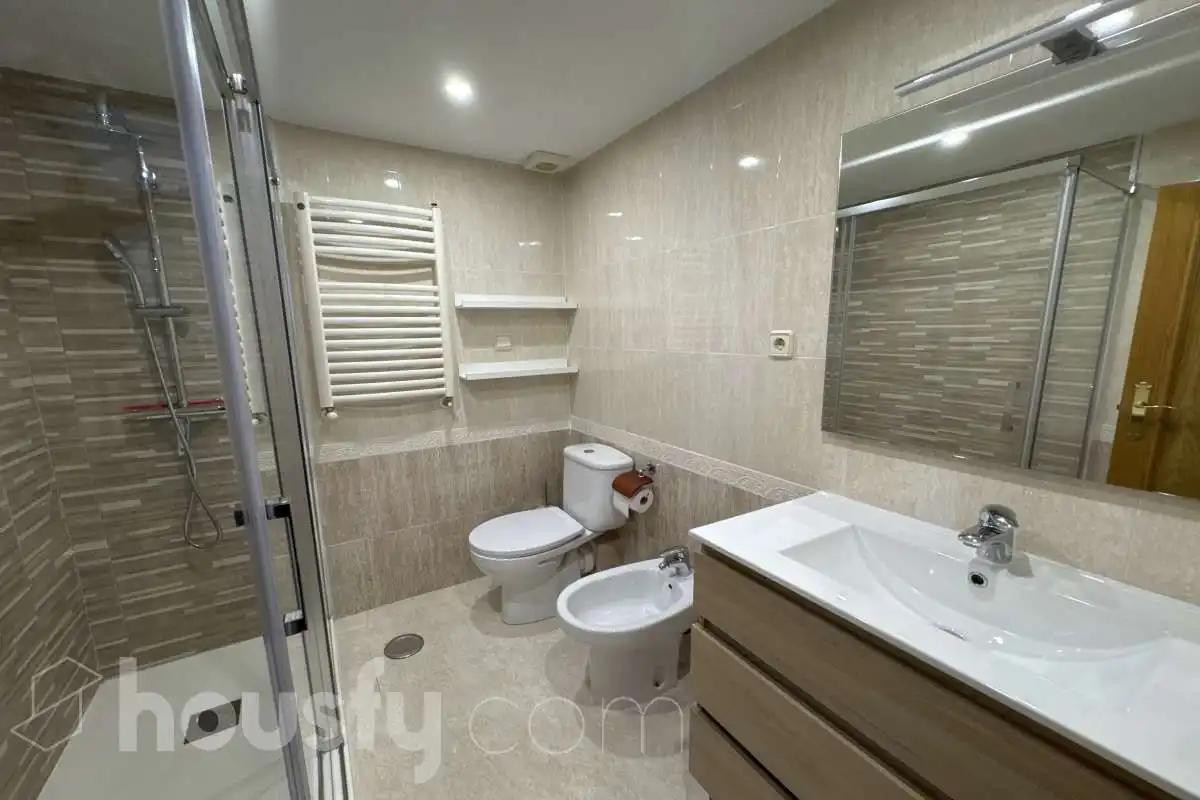 Baño de Piso de alquiler en Alcalá de Henares con Aire acondicionado, Calefacción y Parquet