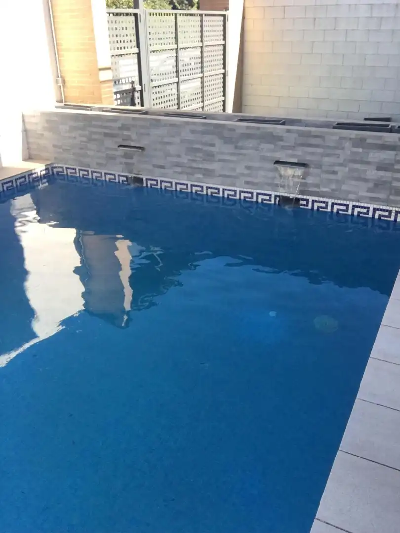 Schwimmbecken von Einfamilien-Reihenhaus zum Verkauf in La Pobla de Vallbona mit Klimaanlage, Heizung und Privatgarten
