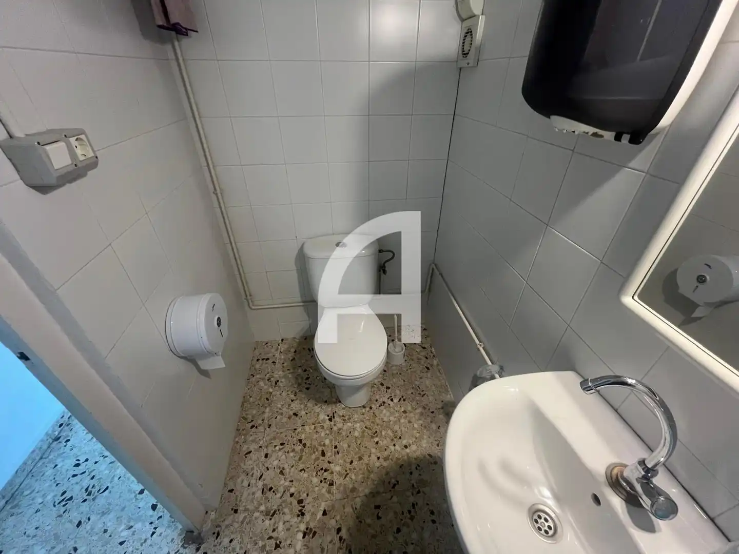 Bany de Oficina de lloguer en Terrassa amb Aire condicionat i Calefacció