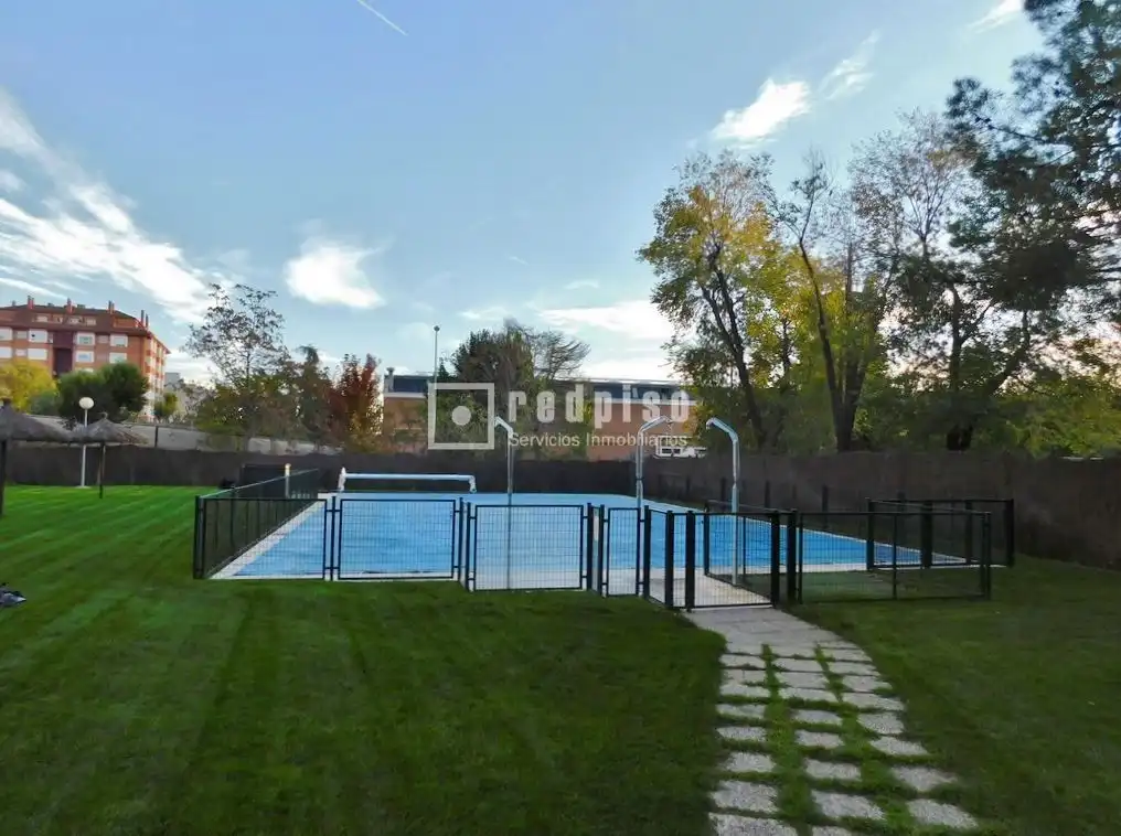 Swimming pool of Flat for rent in Madrid  with Air Conditioner, Heating and Private garden