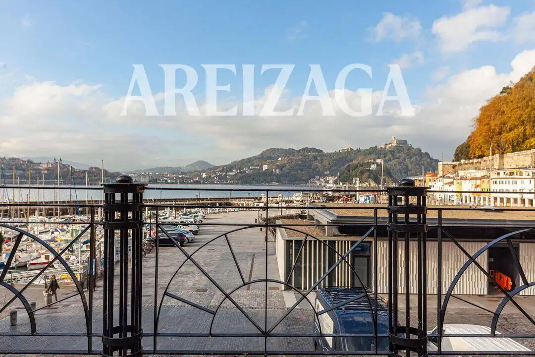 Vista exterior de Pis en venda en Donostia - San Sebastián  amb Balcó