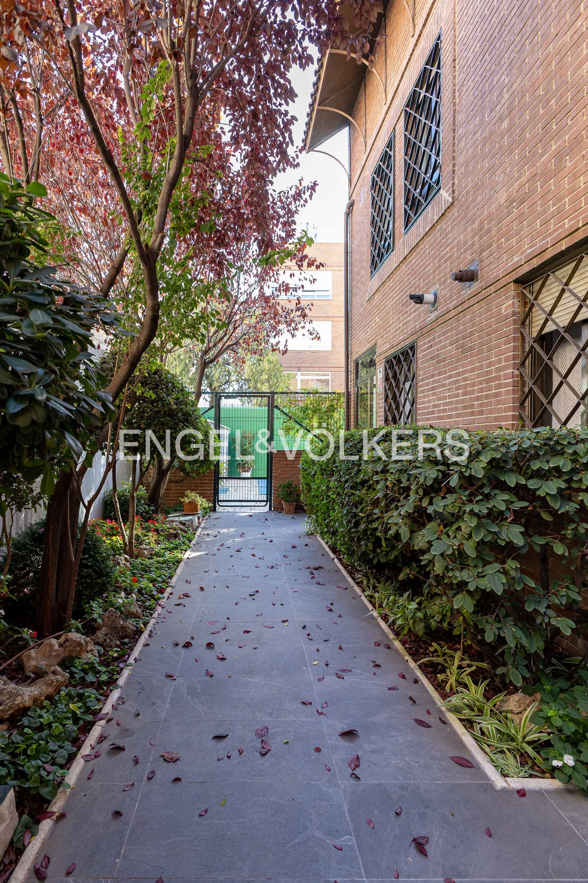 Exterior view of House or chalet for sale in  Madrid Capital  with Air Conditioner, Heating and Private garden