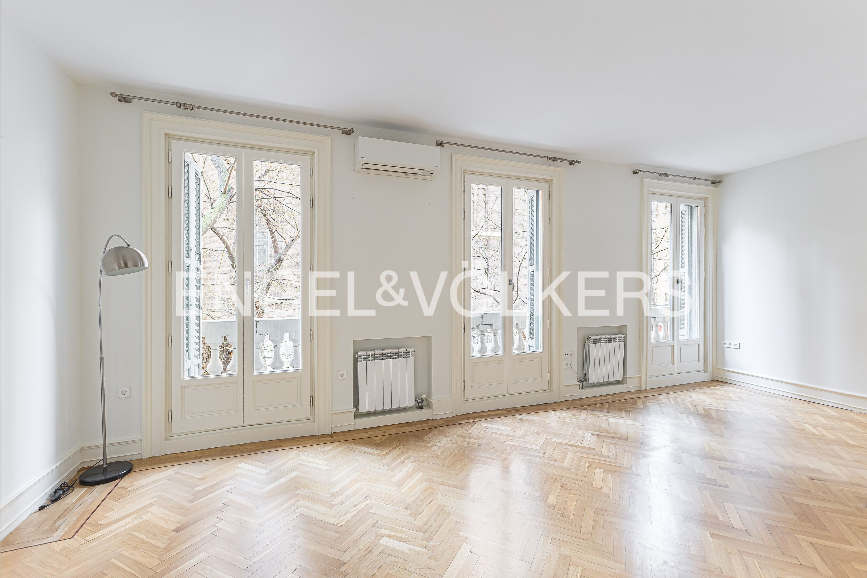 Sala d'estar de Apartament de lloguer en  Madrid Capital amb Calefacció, Parquet i Balcó