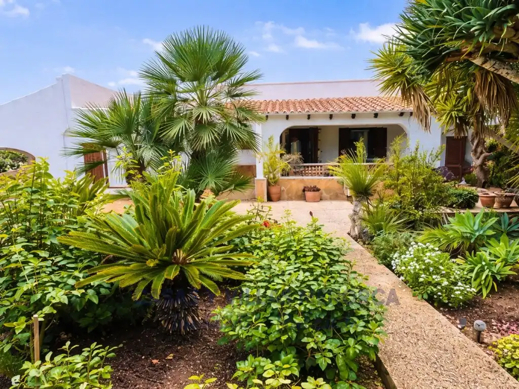 Jardí de Finca rústica en venda en Sant Lluís amb Jardí privat, Terrassa i Piscina
