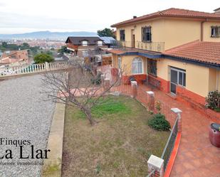 Vista exterior de Casa o xalet en venda en Sant Boi de Llobregat amb Calefacció, Jardí privat i Terrassa