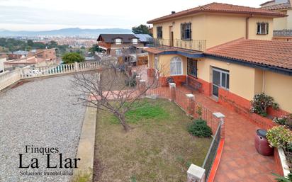 Vista exterior de Casa o xalet en venda en Sant Boi de Llobregat amb Calefacció, Jardí privat i Terrassa