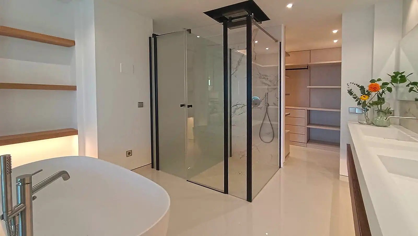 Baño de Apartamento en venta en Marbella con Aire acondicionado, Calefacción y Terraza