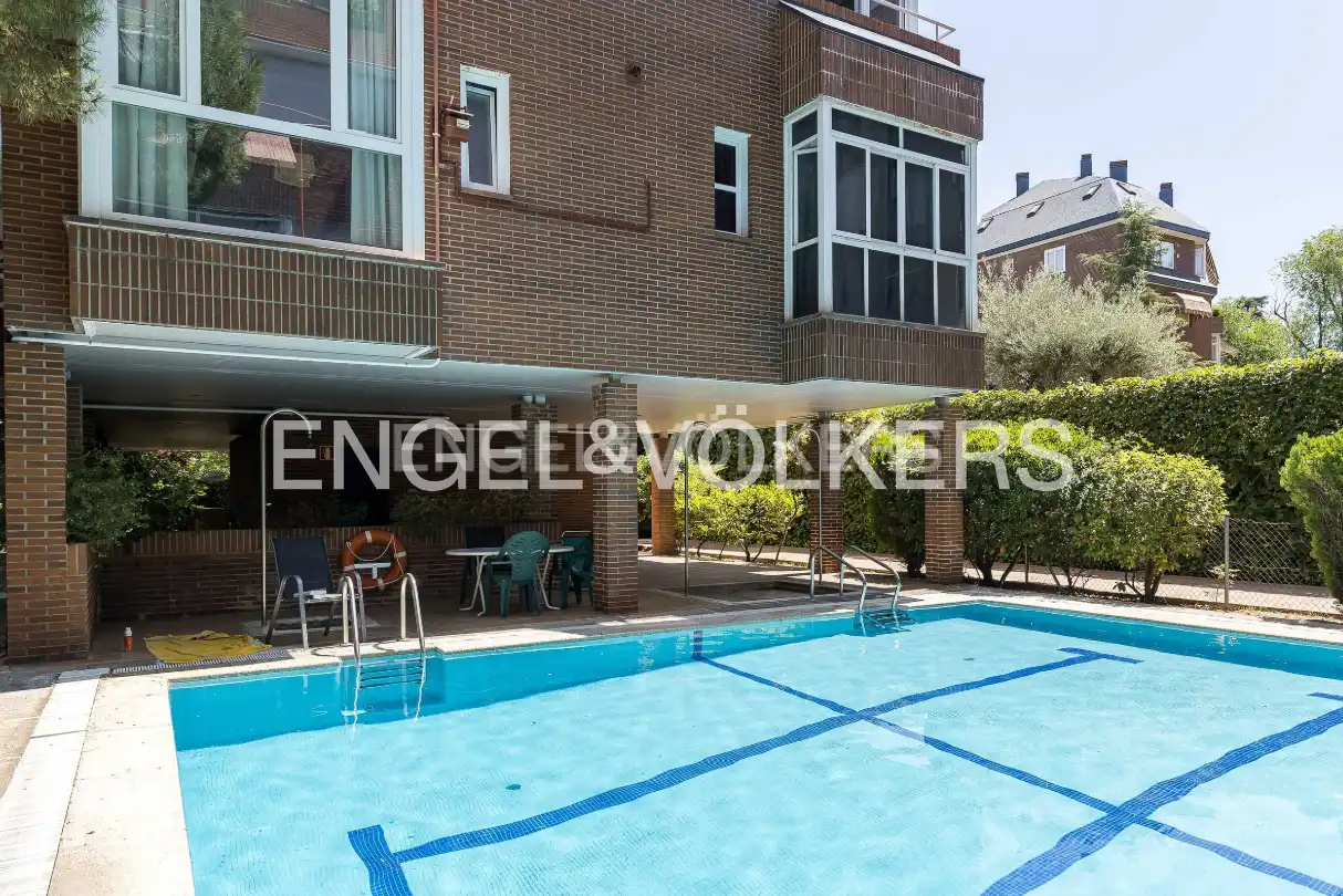 Schwimmbecken von Wohnung zur Miete in Madrid mit Klimaanlage, Heizung und Privatgarten