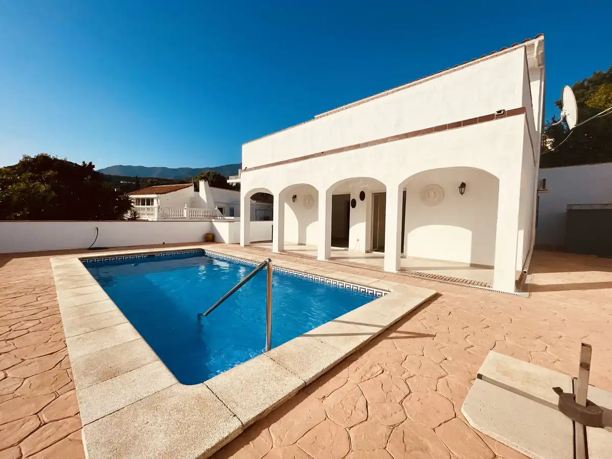 Detached house with terrace for sale in Calle Parque Central 5