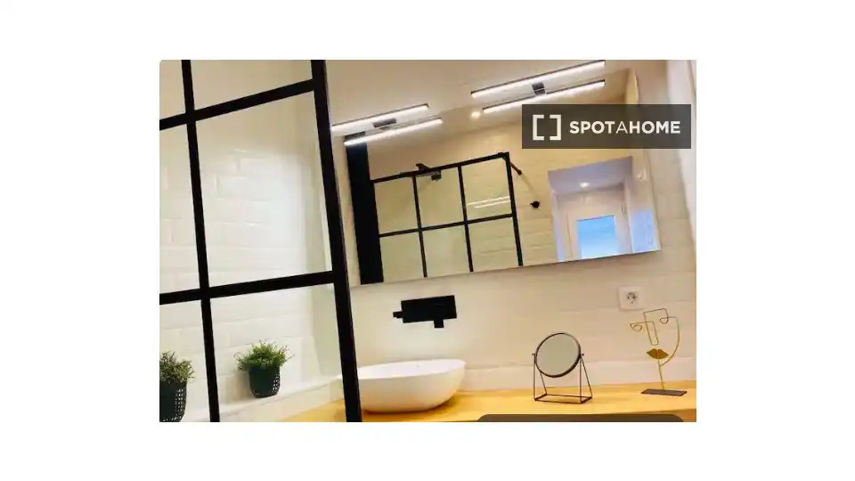 Bathroom of Flat for rent in Valencia  with Air Conditioner, Heating and Furnished