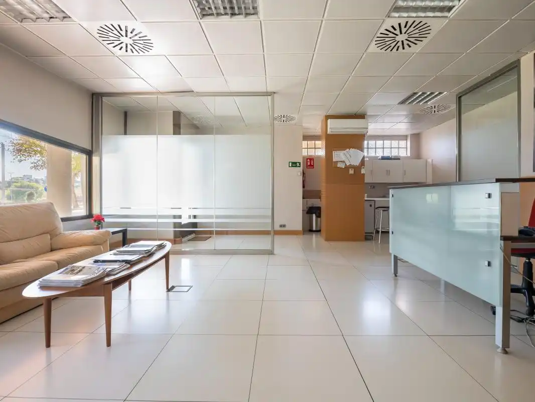 Commercial properties for rent in Pozuelo de Alarcón  with Air Conditioner and Heating