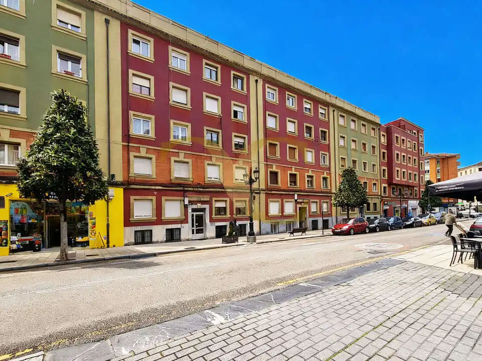 Vista exterior de Pis en venda en Oviedo  amb Calefacció