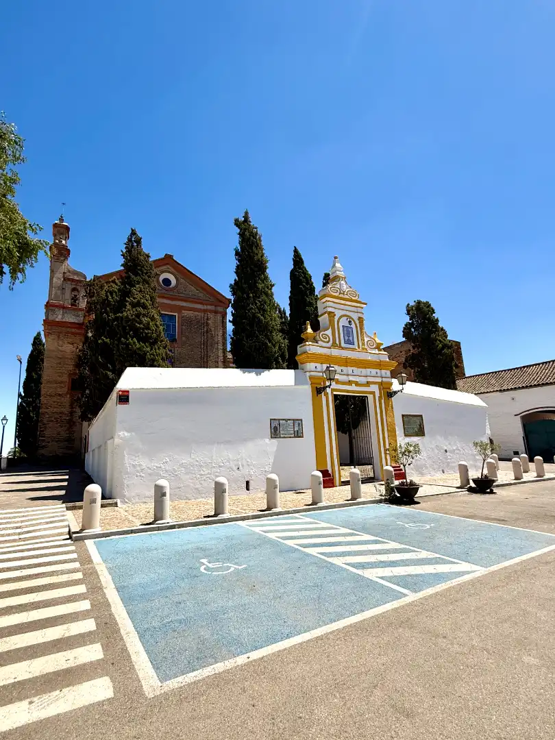 Vista exterior de Casa adosada en venda en Espartinas amb Jardí privat, Terrassa i Piscina