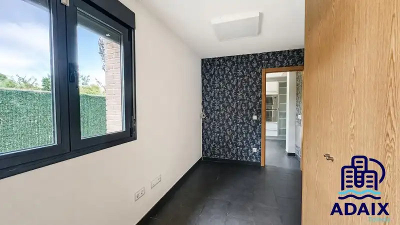 Houses for sale in Layos  with Air Conditioner, Heating and Terrace