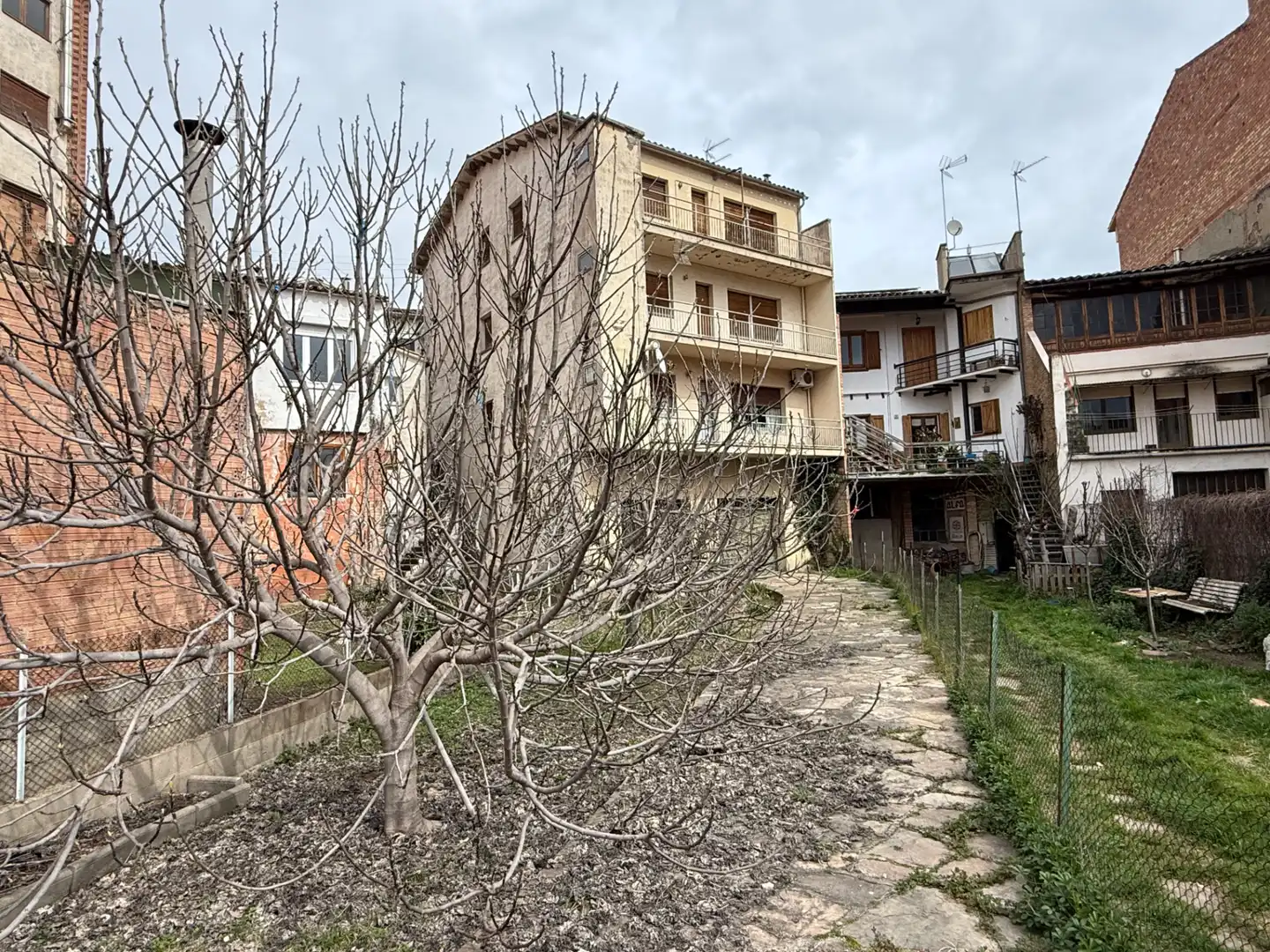 Vista exterior de Casa adosada en venda en Torelló amb Jardí privat, Terrassa i Traster