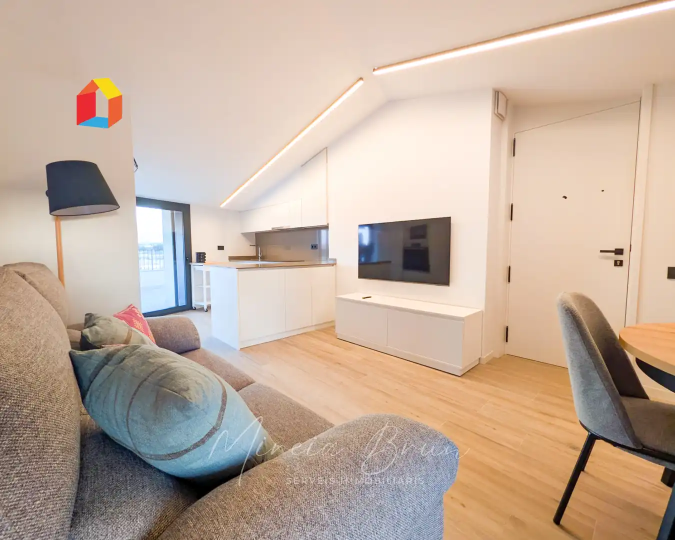 Wohnzimmer von Dachboden zur Miete in Tona mit Heizung