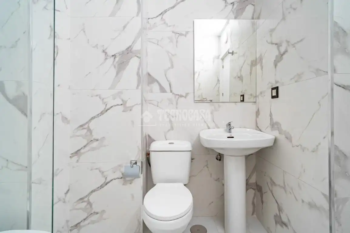 Bathroom of Flat for sale in Granada  with Air Conditioner, Heating and Terrace