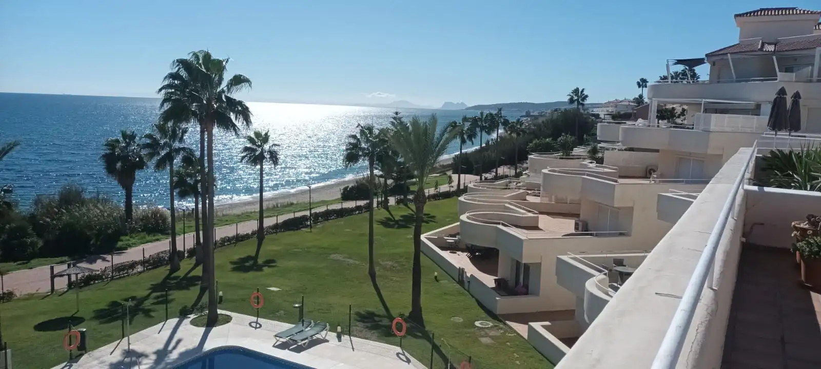 Vista exterior de Apartamento de alquiler en Estepona con Aire acondicionado, Terraza y Piscina