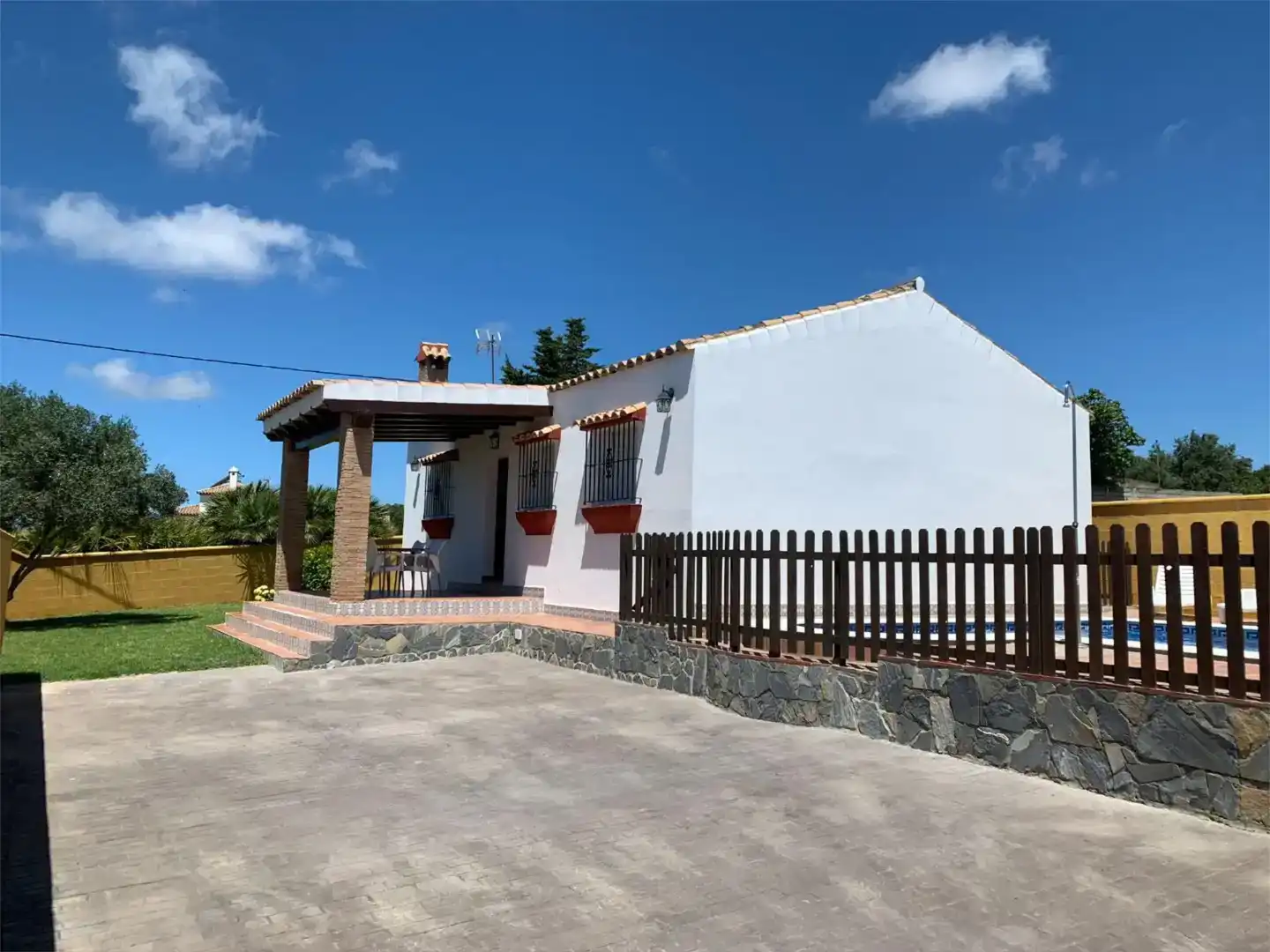 Vista exterior de Casa o xalet de lloguer en Conil de la Frontera amb Piscina