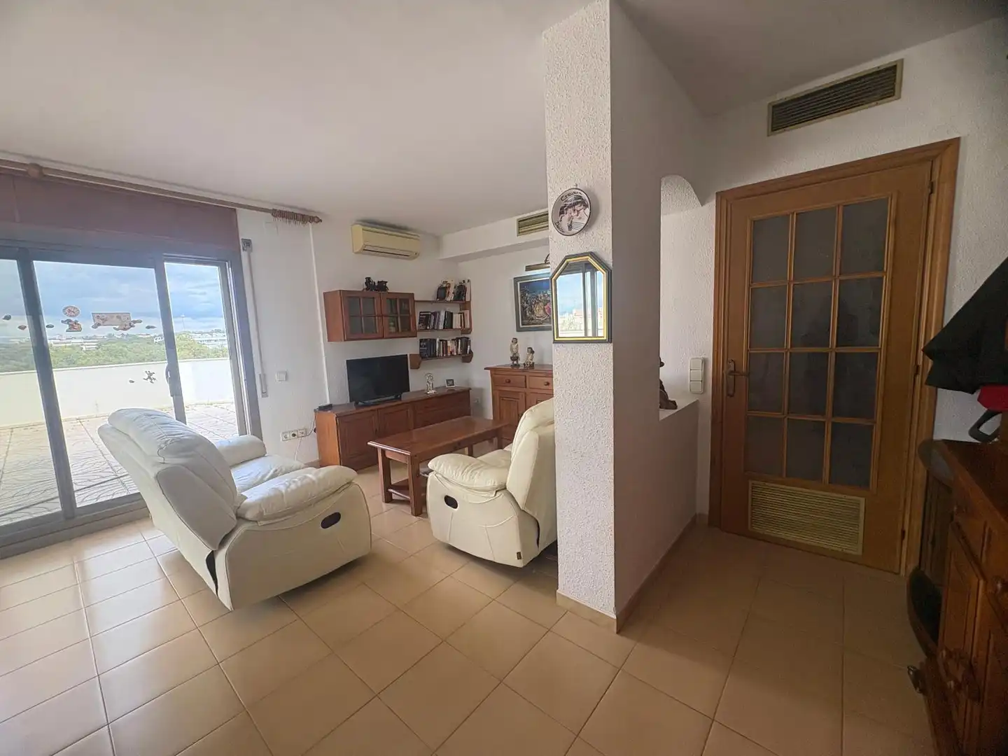 Wohnzimmer von Dachboden zum Verkauf in Salou mit Klimaanlage, Terrasse und Abstellraum