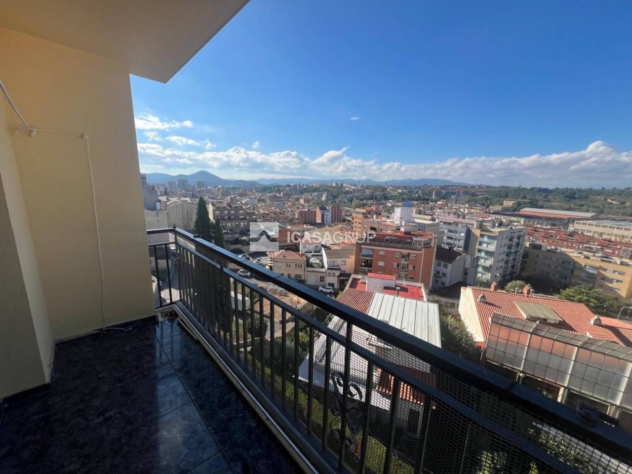 Vista exterior de Pis en venda en Rubí amb Balcó