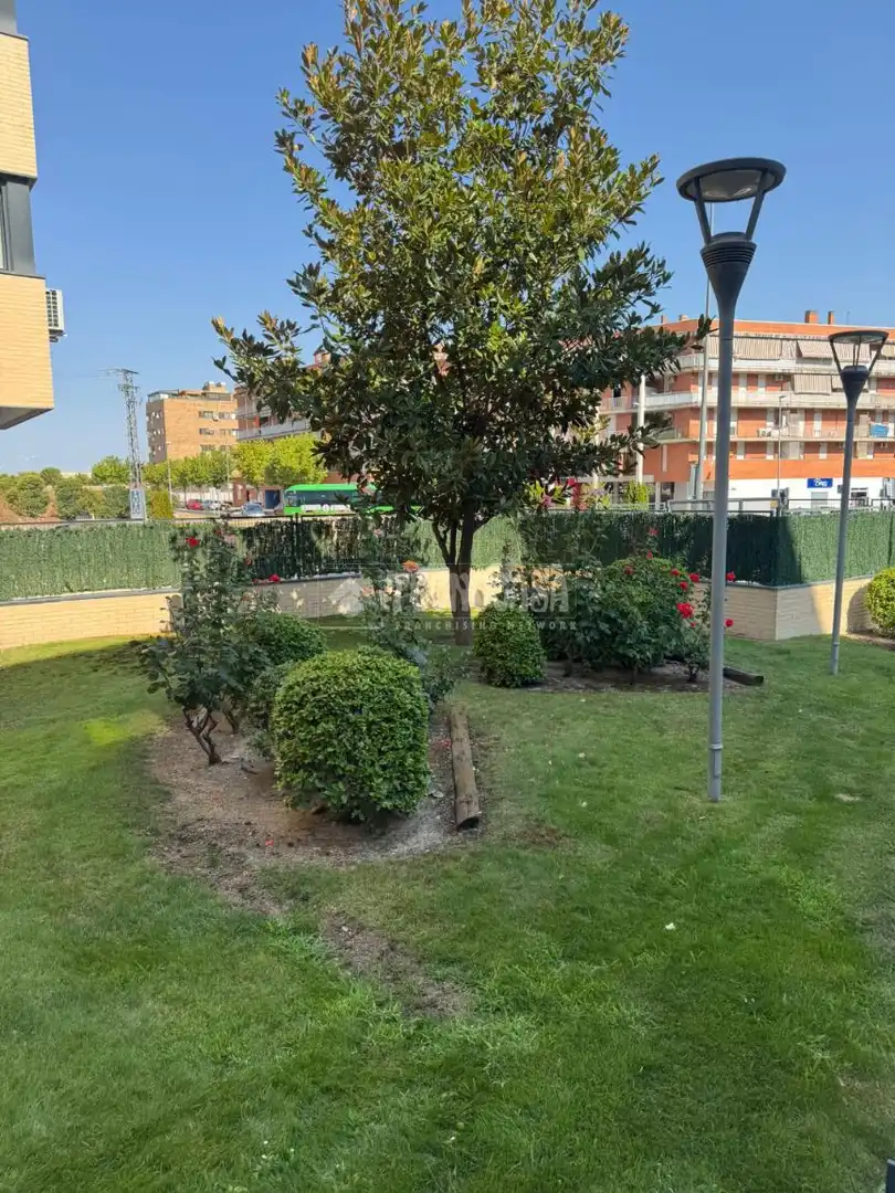 Jardín de Piso en venta en Valdemoro con Piscina comunitaria