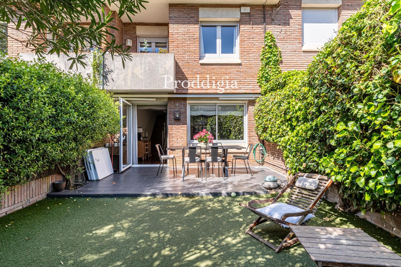 Jardí de Casa adosada en venda en Sant Cugat del Vallès amb Aire condicionat, Jardí privat i Piscina