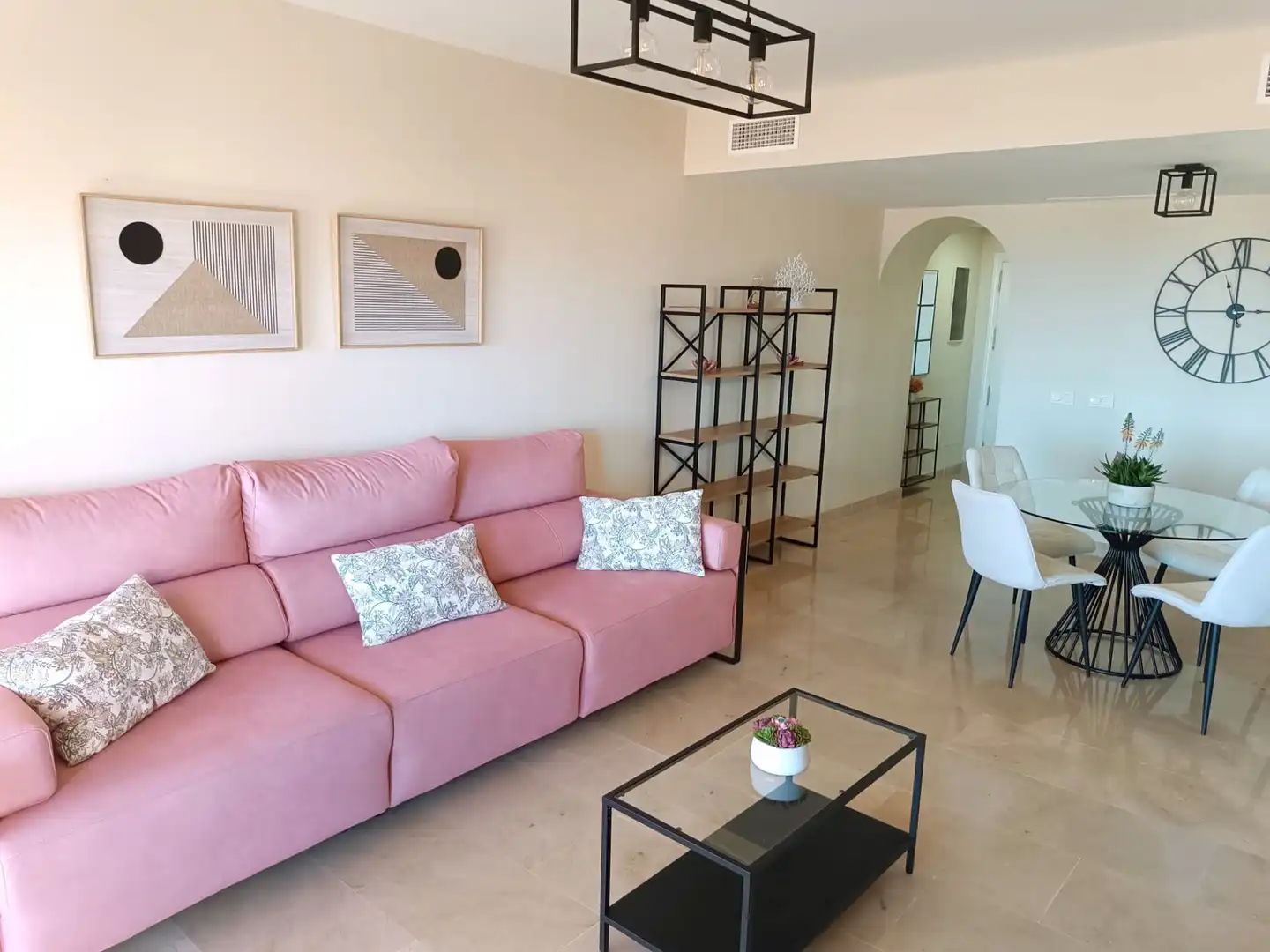 Sala d'estar de Apartament en venda en Manilva amb Aire condicionat, Terrassa i Piscina