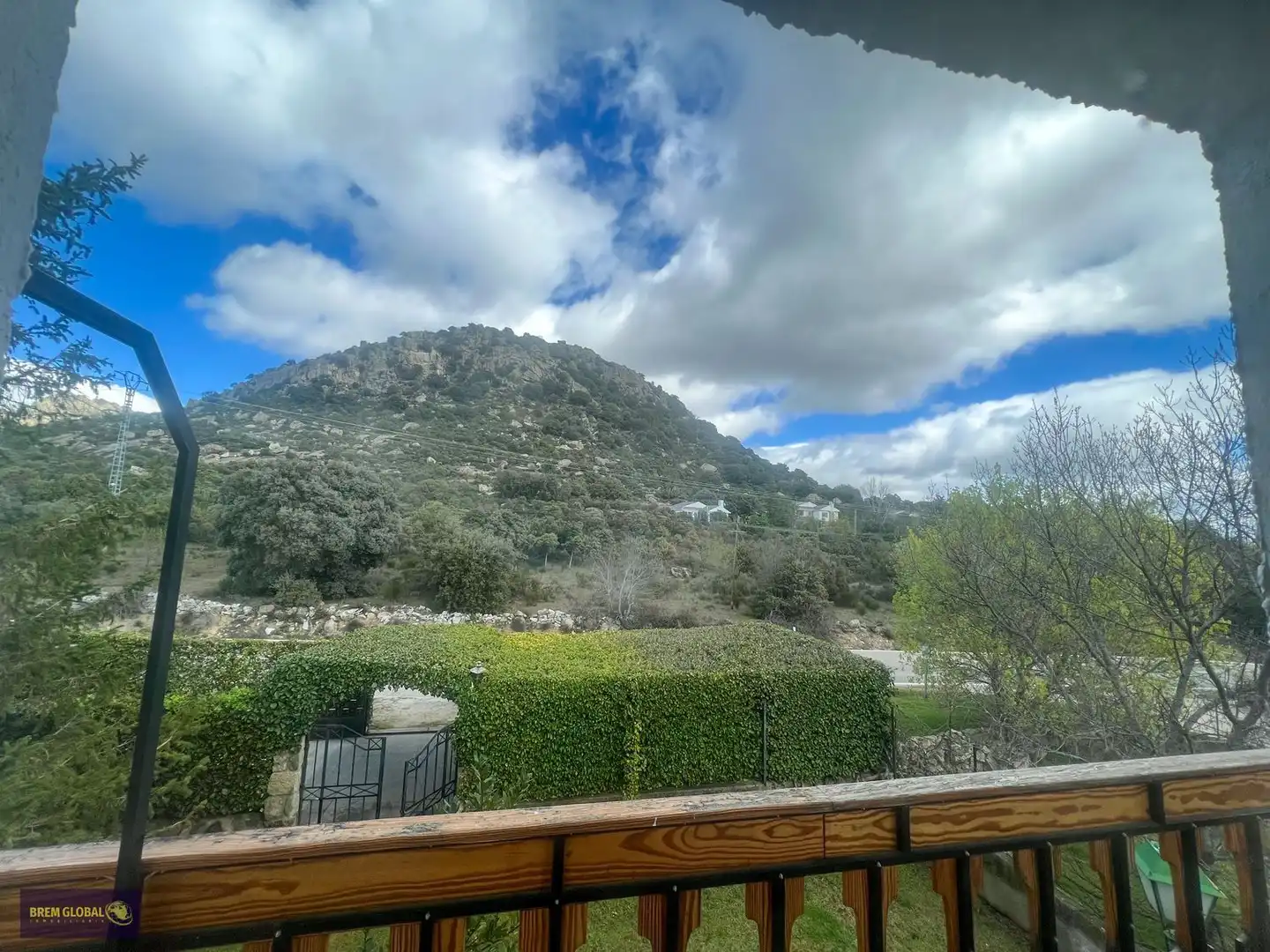Vista exterior de Casa o xalet en venda en La Cabrera amb Jardí privat, Terrassa i Traster