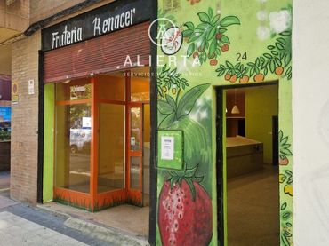 Local comercial de lloguer a Antón García Abril