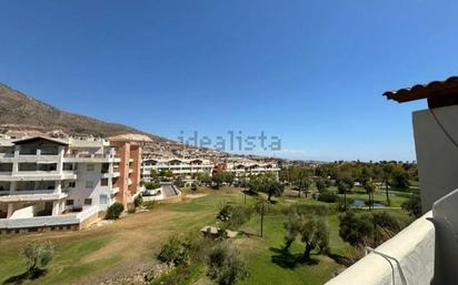 Vista exterior de Àtic en venda en Benalmádena amb Aire condicionat, Calefacció i Jardí privat