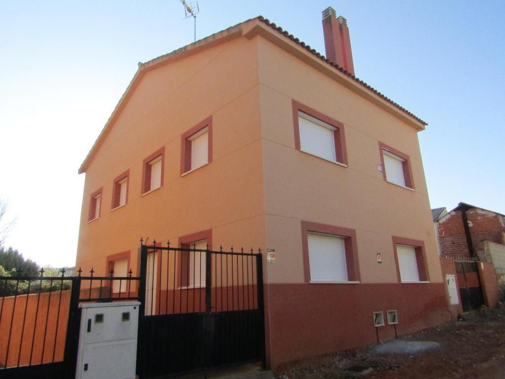 Exterior view of Single-family semi-detached for sale in Belmonte de Tajo