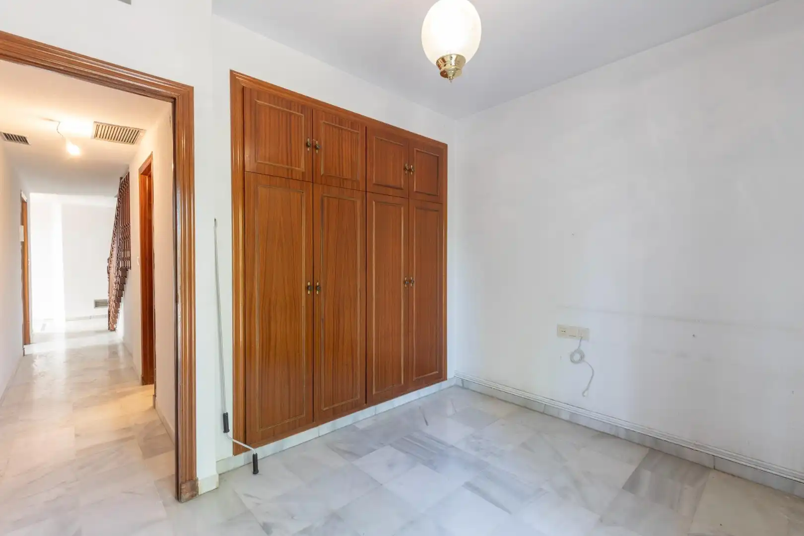 Habitación de Casa adosada en venta en Granada con Calefacción, Terraza y Trastero