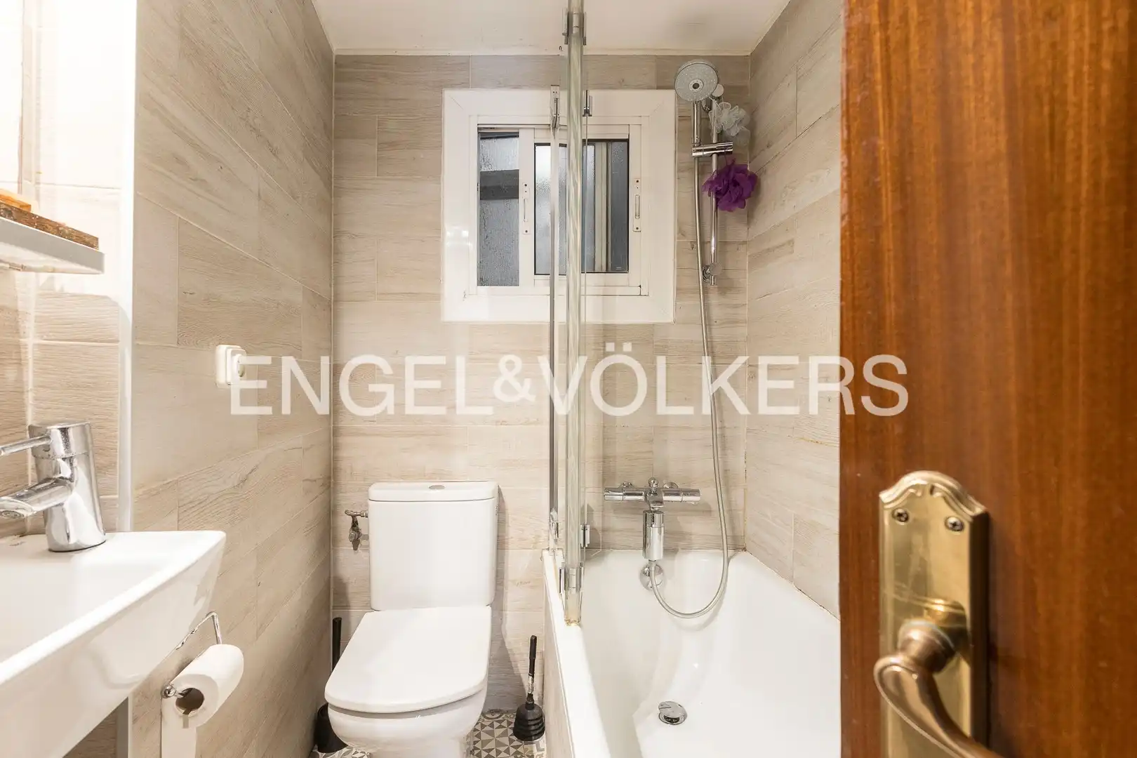 Badezimmer von Wohnung zum Verkauf in Barcelona mit Heizung und Terrasse