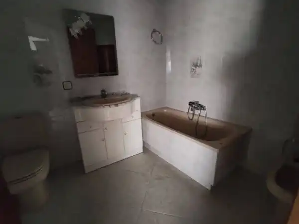 Bany de Pis en venda en Lumbrales amb Calefacció, Moblat i Rentadora