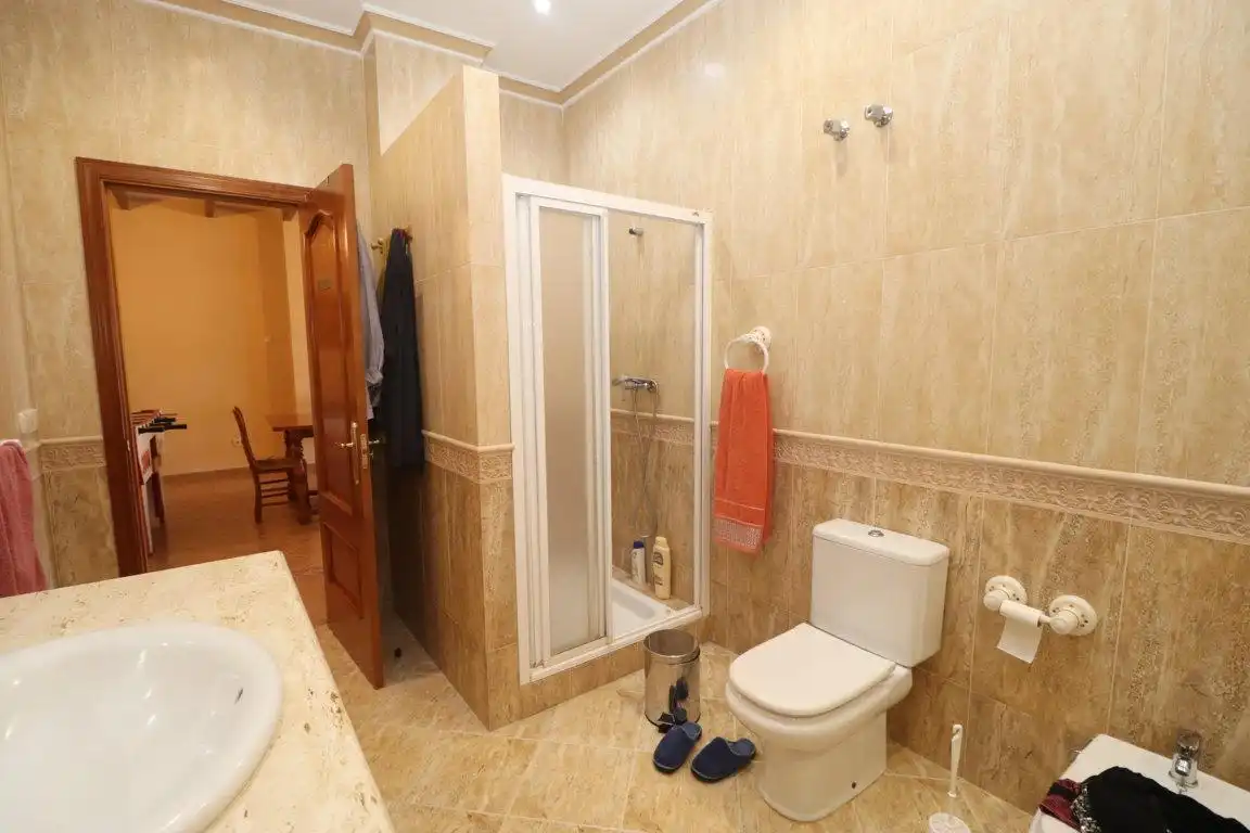 Baño de Casa o chalet de alquiler en Guaro con Jardín privado, Terraza y Trastero