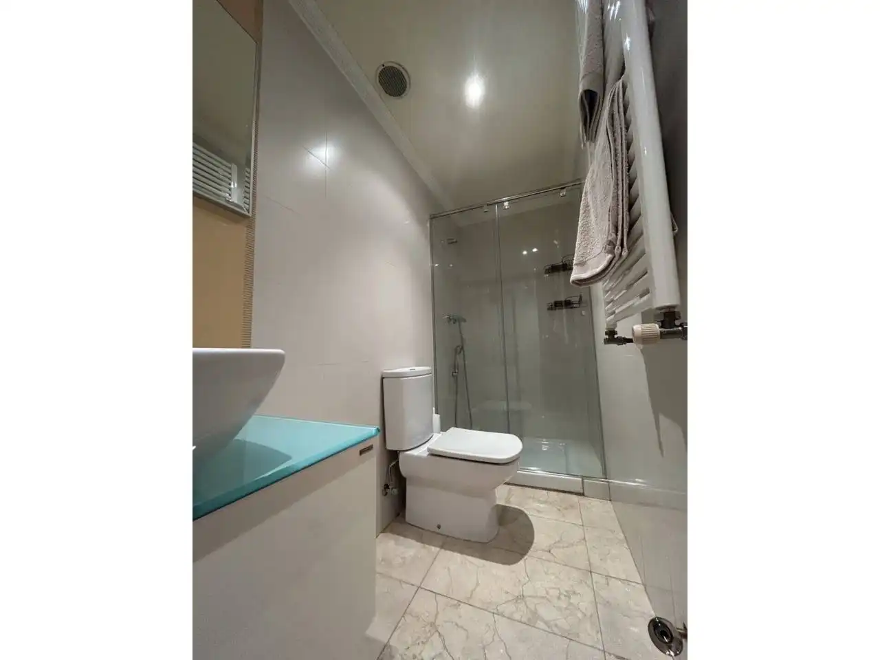Bany de Apartament en venda en Oviedo  amb Calefacció, Parquet i Moblat