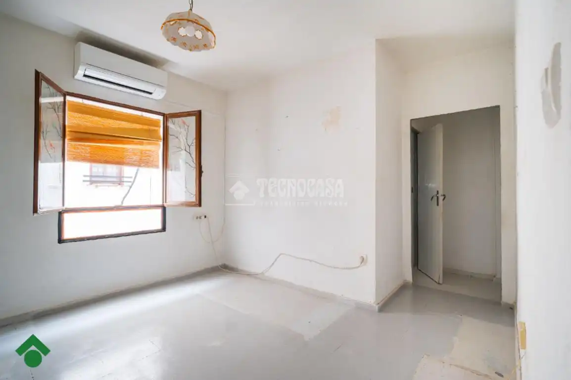 Bedroom of Flat for sale in Córdoba  with Air Conditioner and Balcony