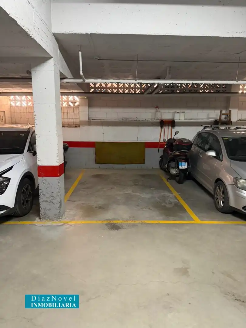 Parkplatz von Einfamilien-Reihenhaus zum Verkauf in Vélez-Málaga mit Klimaanlage, Heizung und Parkett