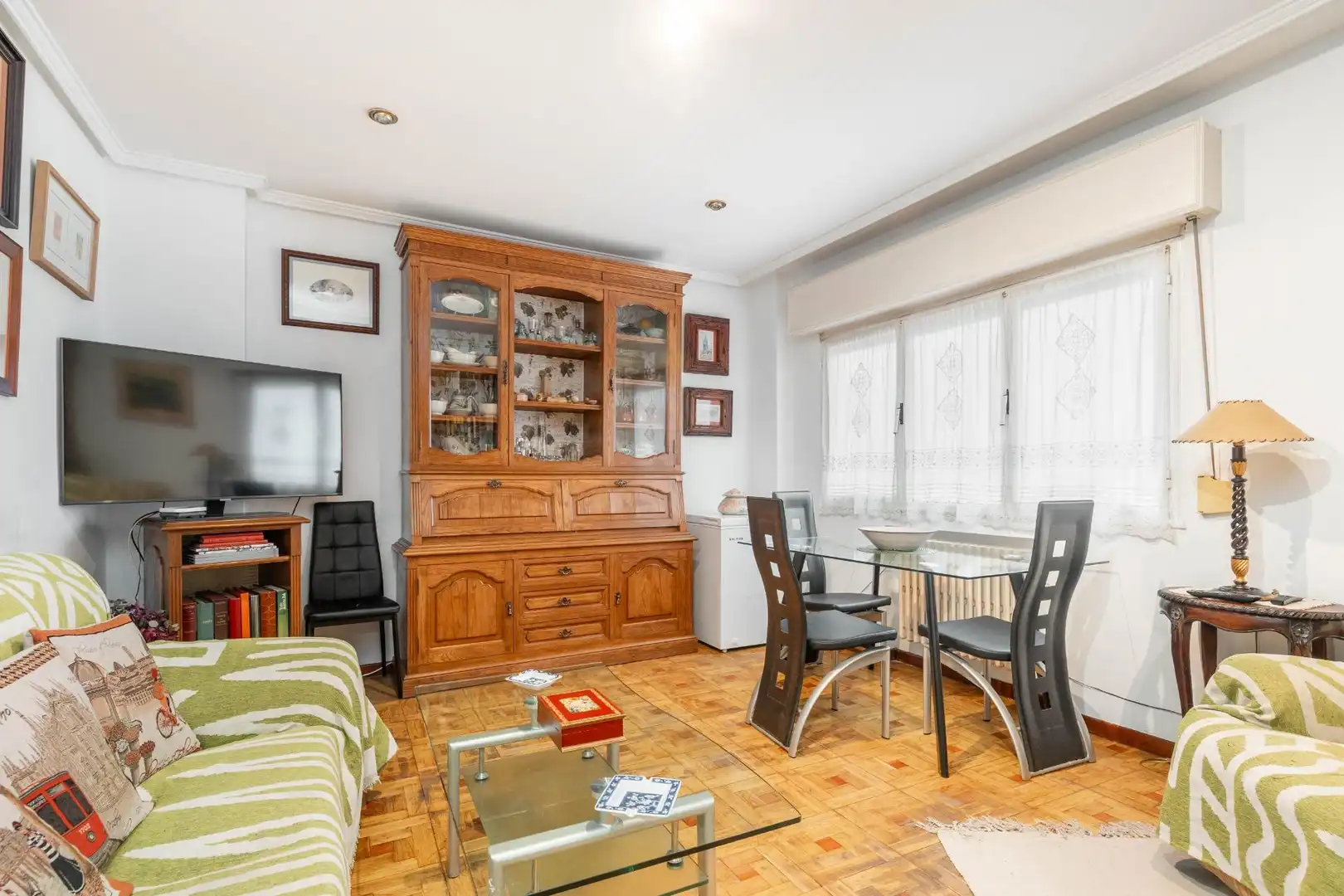 Sala de estar de Piso en venta en Oviedo  con Calefacción
