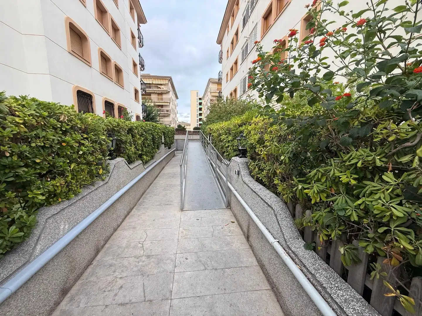 Außenansicht von Wohnungen zum Verkauf in Calafell mit Heizung, Privatgarten und Terrasse