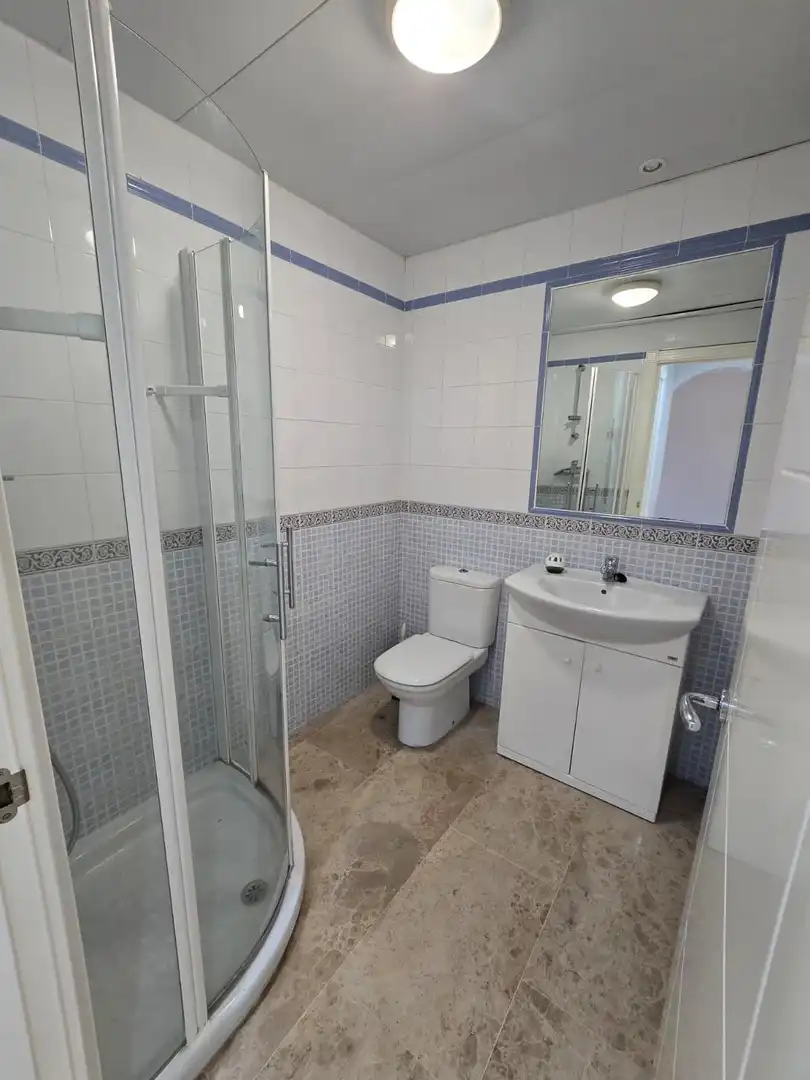 Badezimmer von Wohnung zum Verkauf in Mijas mit Klimaanlage, Heizung und Privatgarten