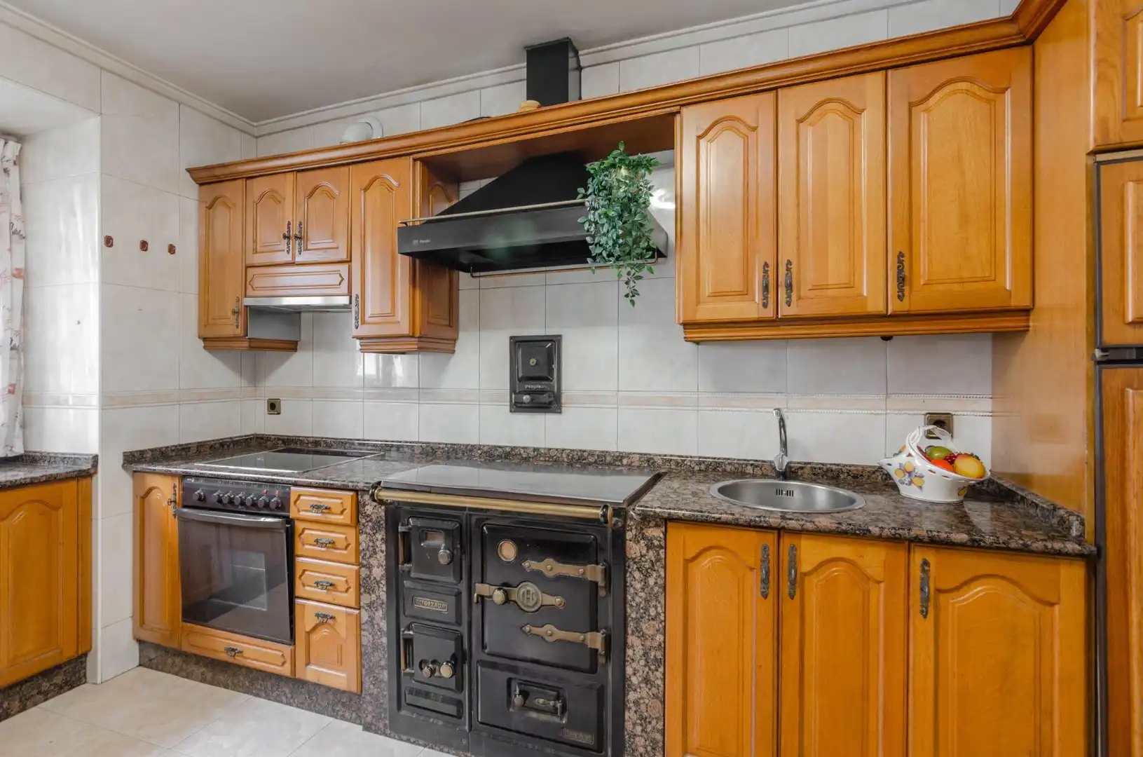 Cocina de Casa o chalet en venta en Salas con Calefacción, Jardín privado y Amueblado