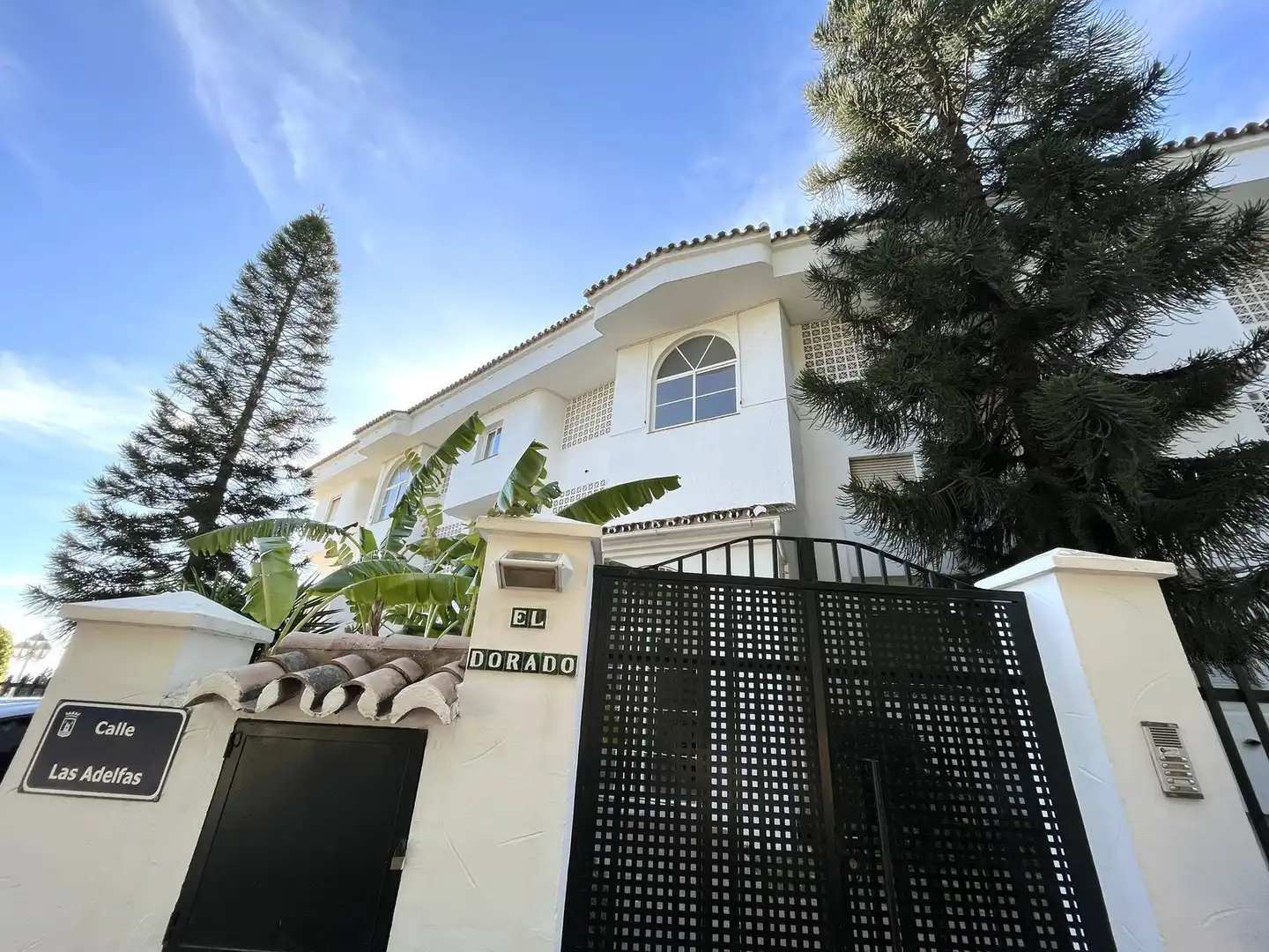 Vista exterior de Dúplex en venta en Marbella con Aire acondicionado, Trastero y Piscina comunitaria